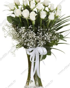 17 adet beyaz gül, zarif bir aranjmanla sunuluyor. Bu özel buket, saflığı ve zarafeti simgeler; sevdiklerinize olan duygularınızı en güzel şekilde ifade eder. Her ortama uyum sağlayacak şık tasarımıyla, özel günlerde veya sıradan bir günde bile mükemmel bir hediye seçeneğidir. Eşsiz kokusu ve taze görünümüyle, hem evinize hem de sevdiklerinize ferah bir dokunuş katacak.