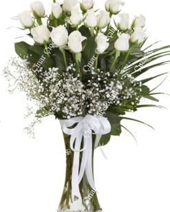 Cam vazoda 20 beyaz gül, zarif tasarımıyla saflık ve zarafeti simgeler. Özel günler için mükemmel bir hediye seçeneği