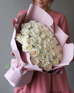 35 adet bembeyaz gül, zarif bir aranjman ile sunulmaktadır