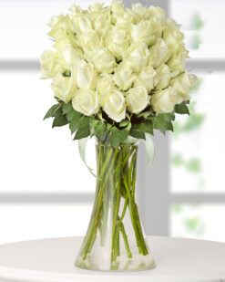 41 adet beyaz gül, zarif bir aranjman ile sunulmuş. Aşkın ve zarafetin sembolü olan bu buket, özel günler için mükemmel bir hediye.