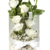 9 beyaz gül, dekoratif taşlar ve cipsofilya ile zarif bir cam vazoda sunulmuş. Saflık ve zarafeti simgeleyen bu buket, her ortama uyum sağlar.