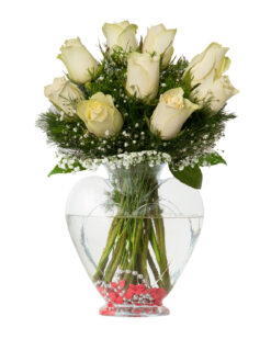 9 beyaz gül, gelin çiçekleri (cipsofilya) ile süslenmiş kalp vazoda sunulmuş. Aşkı ve saflığı simgeleyen bu buket, özel günler için idealdir.