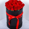 17 taze kırmızı gül, özel bir kutuda zarif şekilde sunuluyor. Kutuda 17 Kırmızı Gül.