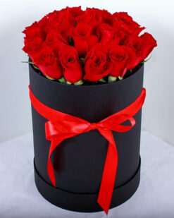 17 taze kırmızı gül, özel bir kutuda zarif şekilde sunuluyor. Kutuda 17 Kırmızı Gül.