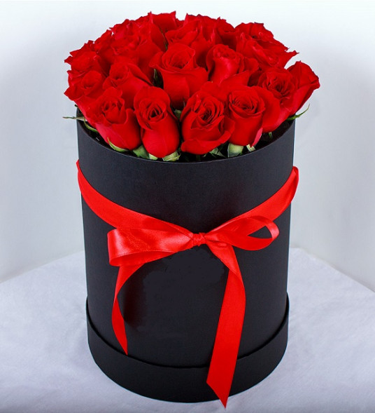 17 taze kırmızı gül, özel bir kutuda zarif şekilde sunuluyor. Kutuda 17 Kırmızı Gül.