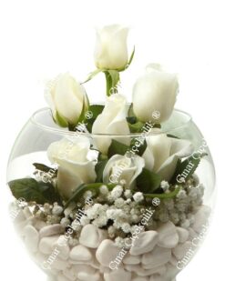 7 beyaz gül, cipsofilya ile süslenmiş cam kalp vazoda sunulmuş. Aşkı ve saflığı simgeleyen bu buket, özel günler için idealdir.