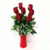 Vazoda 7 Kırmızı Gül, sevginin ve zarafetin ifadesi olan şık bir çiçek aranjmanıdır.