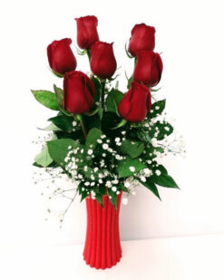 Vazoda 7 Kırmızı Gül, sevginin ve zarafetin ifadesi olan şık bir çiçek aranjmanıdır.