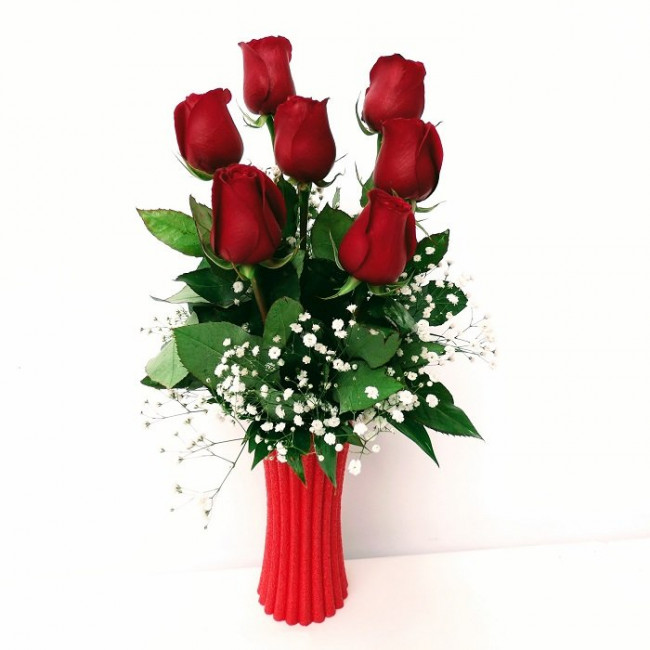 Vazoda 7 Kırmızı Gül, sevginin ve zarafetin ifadesi olan şık bir çiçek aranjmanıdır.
