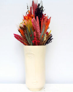 Uzun yüzlü vazoda şık kuru çiçek aranjmanı, modern dekorasyon için mükemmel bir seçenek.