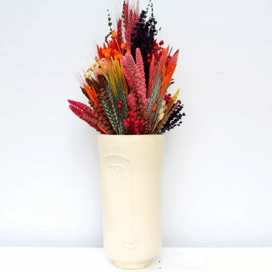 Uzun yüzlü vazoda şık kuru çiçek aranjmanı, modern dekorasyon için mükemmel bir seçenek.