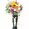 Güne Bakan Karışık Mevsim Çiçeği, enerjik ve taze çiçeklerden oluşan şık bir aranjmandır.