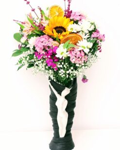 Güne Bakan Karışık Mevsim Çiçeği, enerjik ve taze çiçeklerden oluşan şık bir aranjmandır.