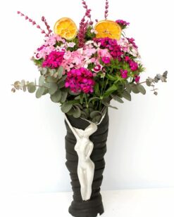 Dekoratif Desenli Vazoda Mevsim Çiçekleri