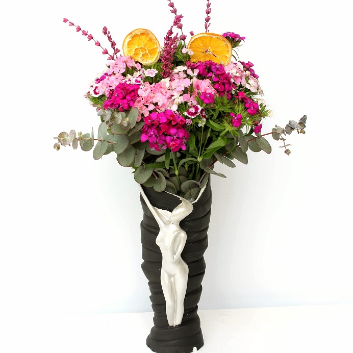 Dekoratif Desenli Vazoda Mevsim Çiçekleri