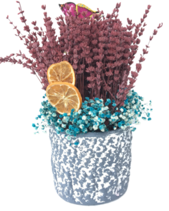 Özel cam vazoda kokulu lavanta çiçekleri, huzur ve sakinlik sunan şık tasarım.