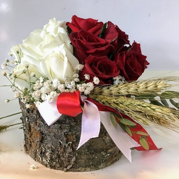 İpeksi Dokunuş: Doğal Ahşap Vazo İçinde Kırmızı & Beyaz Güller