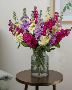 Özel cam vazoda kokulu lavanta çiçekleri, huzur ve sakinlik sunan şık tasarım.