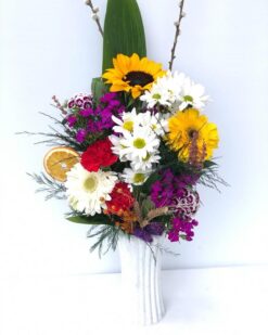 Güne Bakan Karışık Zarafet, doğanın en zarif çiçekleriyle hazırlanmış, şık ve taze bir aranjmandır.