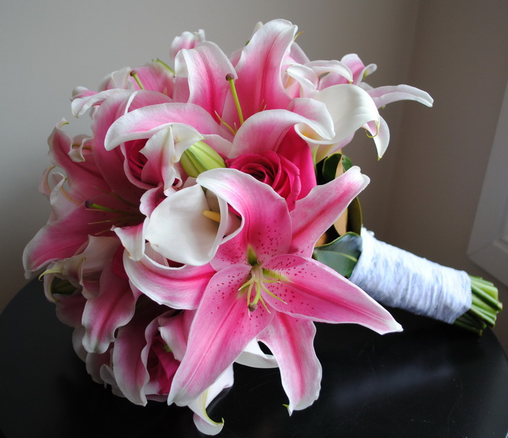 Beyaz Gala Pembe Lilyum Gelin Buketleri