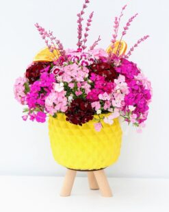 Dekoratif Desenli Vazoda Bahar Çiçekleri