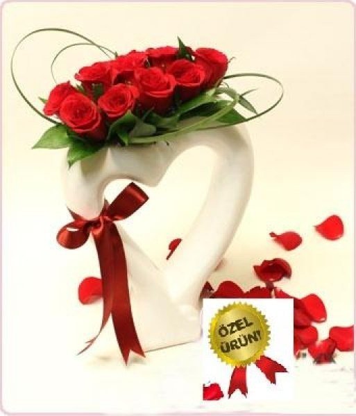 "Kalbim Seninle'' Kalp Vazoda 5 Kırmızı Gül