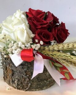 İpeksi Dokunuş: Doğal Ahşap Vazo İçinde Kırmızı & Beyaz Güller